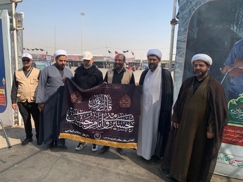 کتیبه های اهدایی رهبرمعظم انقلاب تقدیم مواکب شد کتیبه های اهدایی رهبرمعظم انقلاب تقدیم مواکب شد