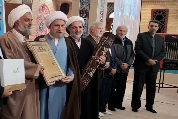 نشان پیرغلام حسینی به نماینده ولی فقیه و امام جمعه شیراز اعطا شد نشان پیرغلام حسینی به نماینده ولی فقیه و امام جمعه شیراز اعطا شد