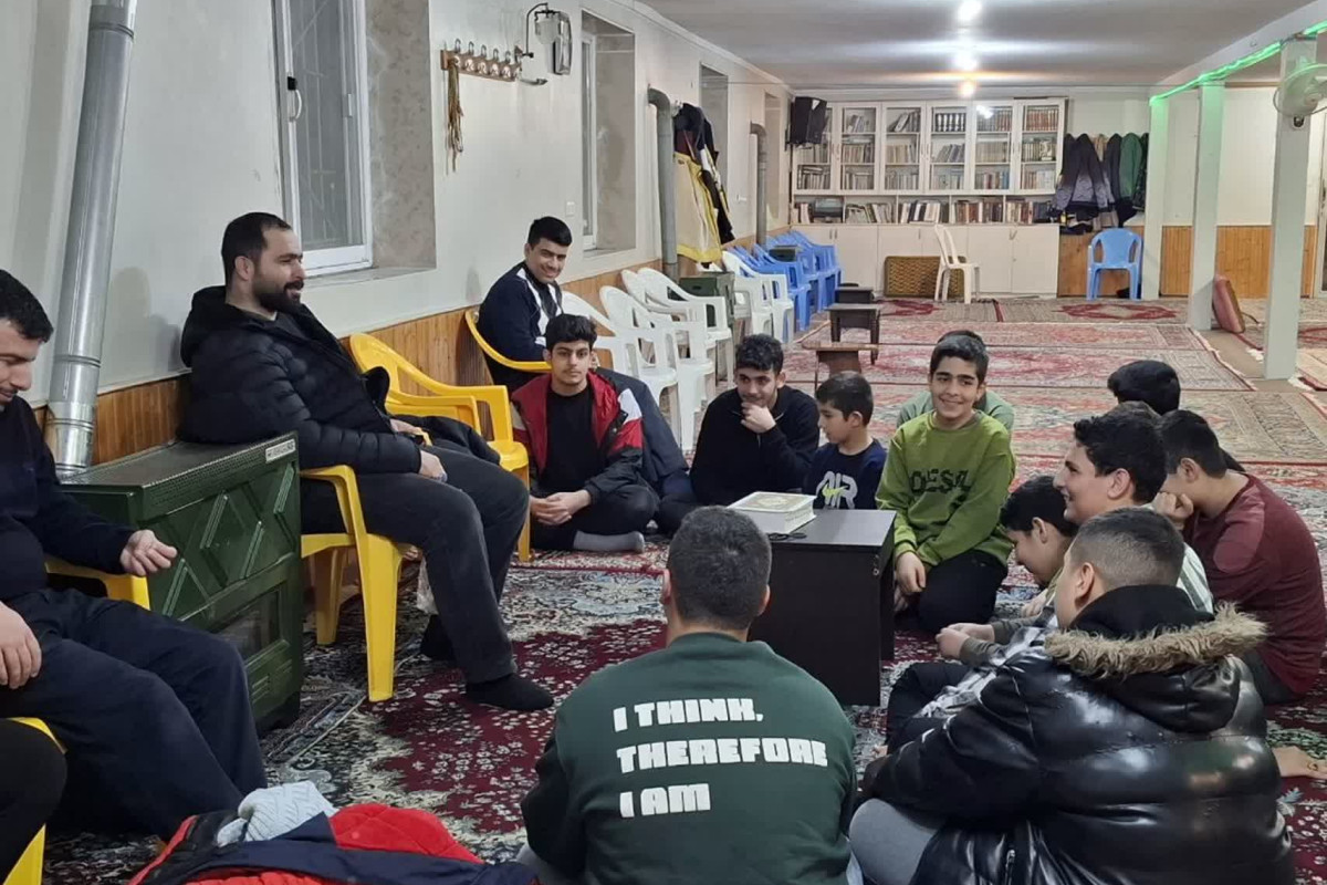 مسجدی که در میان آشوب تنها نماند