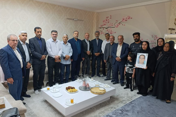دیدار جامعه قرآنی استان بوشهر با خانواده شهید لاله رخ