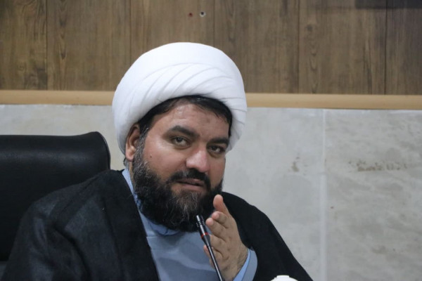 ملت ایران با پرچم حسین (ع) در برابر استکبار ایستاده است