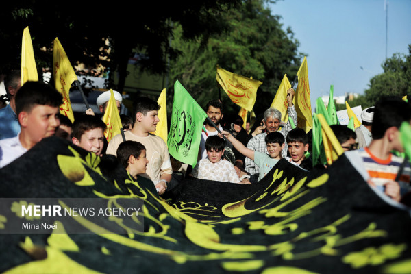 Kilometer-long Ghadir March in the Provinces