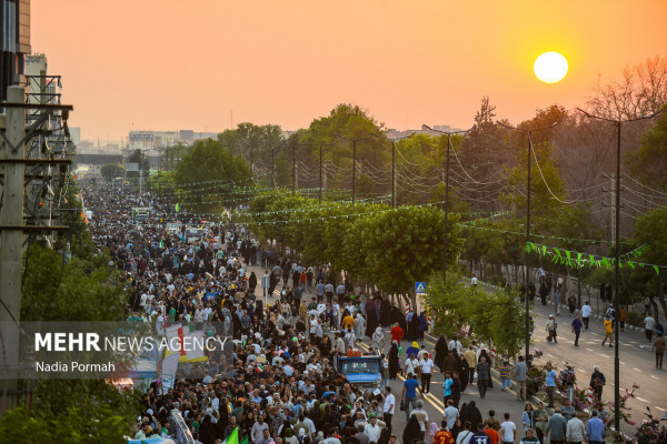 Kilometer-long Ghadir March in the Provinces
