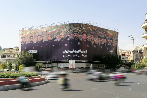 دیوارنگاره میدان انقلاب با شعار «قهرمانی با قدرت و معنویت» رونمایی شد