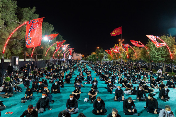 在保持社交距离的情况下举行伊玛目侯赛因（愿他安息）的悼念活动