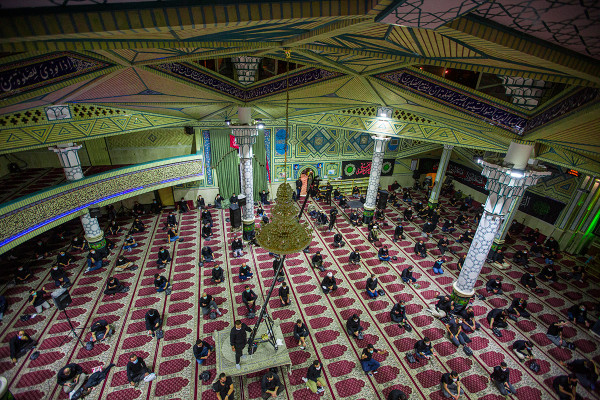 在保持社交距离的情况下举行伊玛目侯赛因（愿他安息）的悼念活动