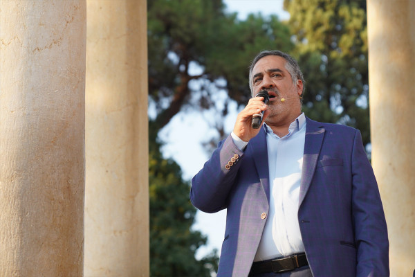 在设拉子哈菲兹陵举行的 马赫费尔 庆典