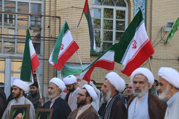 طلاب همدانی در صف اول دفاع از  کلام رهبر