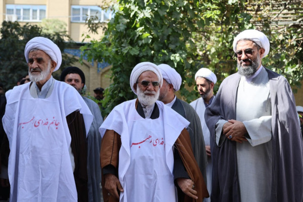 طلاب همدانی در صف اول دفاع از  کلام رهبر