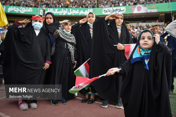 Interpretación masiva del himno “Salam Farmandeh” en el Estadio Azadi de Teherán