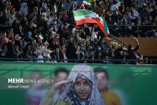 שירת המונים של ההמנון "סלאם פרמנדה" באצטדיון אזאדי בטהראן