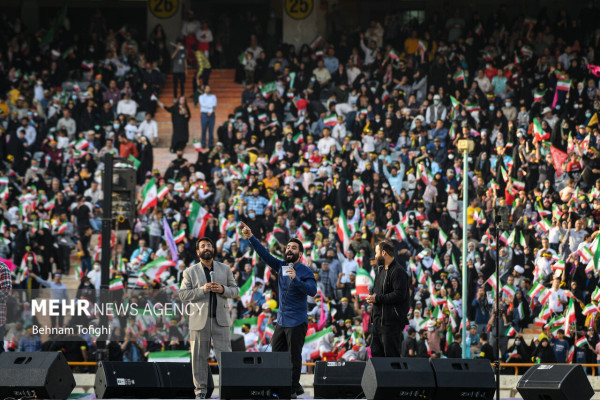 Массовое исполнение гимна «Салам Фарманде» на стадионе Азади в Тегеране