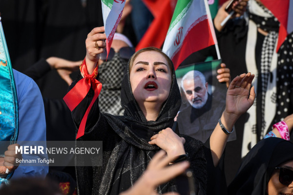 德黑兰自由体育场十万人合唱《萨拉姆，司令》