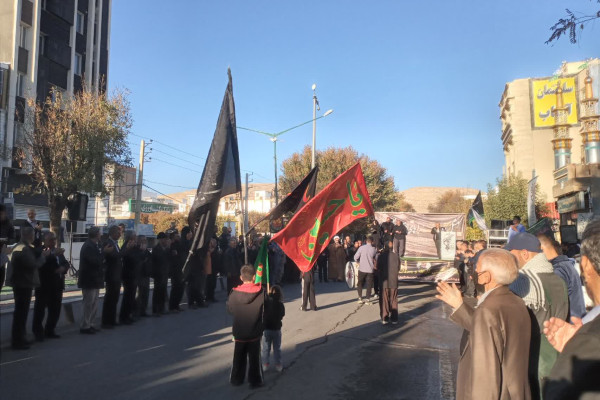 مراسم عزاداری  سینه زنی در سطح خیابان  بمناسبت شهادت حضرت فاطمه زهرا س در شهرستان اسلام آباد غرب