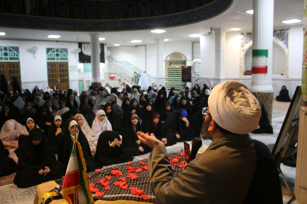 اعتکاف دخترانه همراه با عطر شهدا