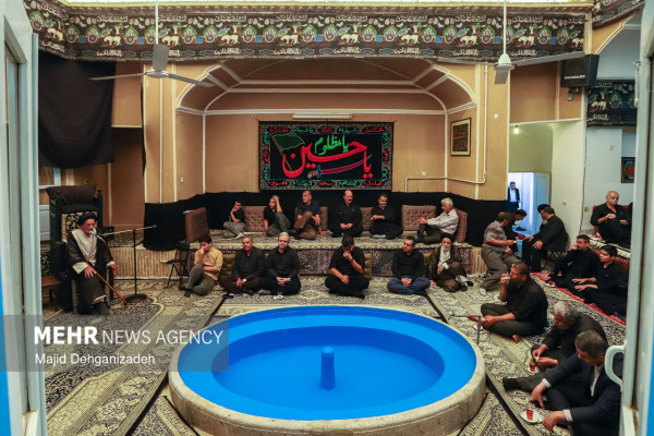آیین روضه خوانی سنتی در «خانه کربلایی اکرمی» یزد