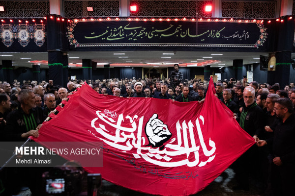 اهتزاز پرچم «یا لثارات الحسین» بر فراز حسینیه اعظم زنجان