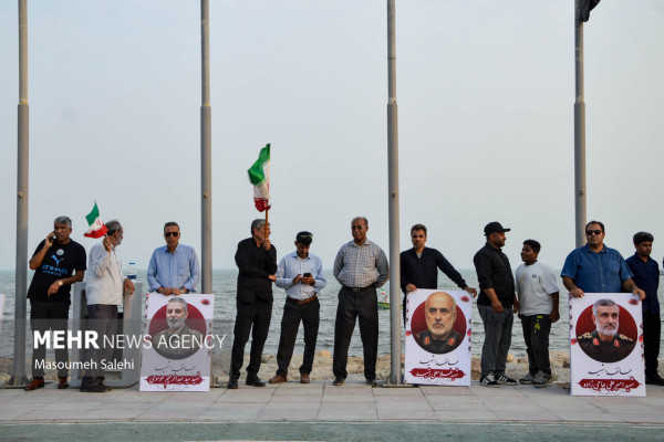 زنجیره انسانی جان‌فدایان خلیج فارس در بندرعباس