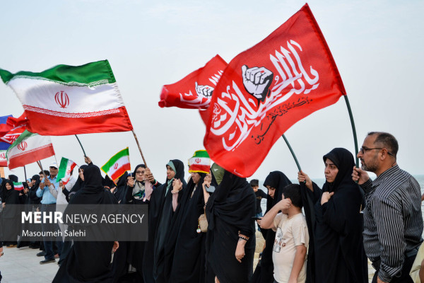 زنجیره انسانی جان‌فدایان خلیج فارس در بندرعباس