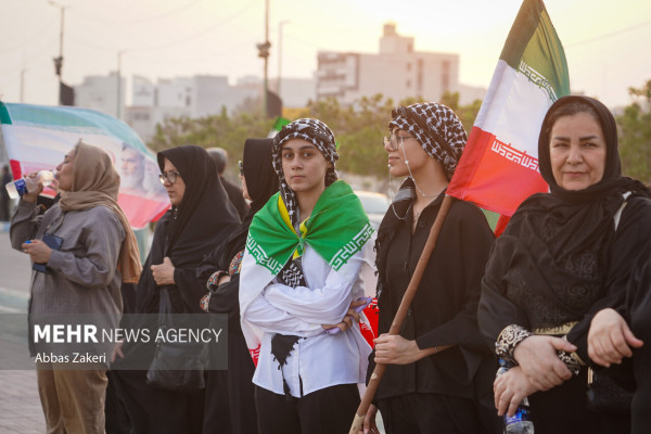 زنجیره انسانی جان‌فدایان خلیج فارس در بندرعباس
