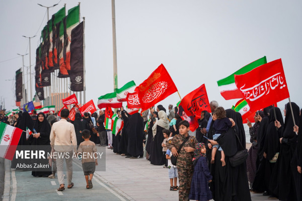 زنجیره انسانی جان‌فدایان خلیج فارس در بندرعباس