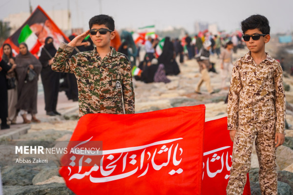 زنجیره انسانی جان‌فدایان خلیج فارس در بندرعباس