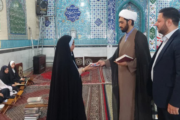 از قرآن آموزان خانه قرآن هدایت شهر صائین قلعه تجلیل به عمل آمد