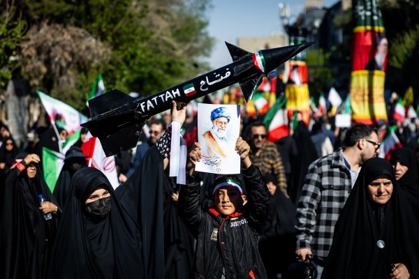 ایران امروز به جهان درس ایستادگی می‌دهد