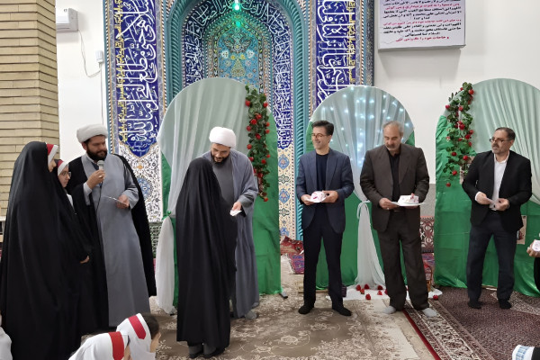 تقدیر از حافظان و فعالان قرآنی دانش آموز در محفل انس با قرآن ابهر