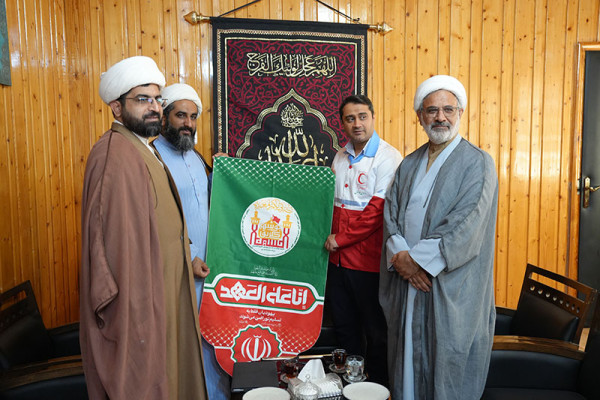 اهداء کتبیه «هم‌عهدی» به مدیرعامل جمعیت هلال احمر بوشهر