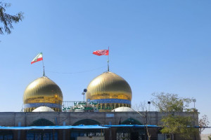 پرچم خونخواهی امام شهید و پرچم مقدس جمهوری اسلامی ایران بر فراز گنبد امامزادگان شمس‌الدین و اسماعیل(ع) شهرستان گرمسار برافراشته شد